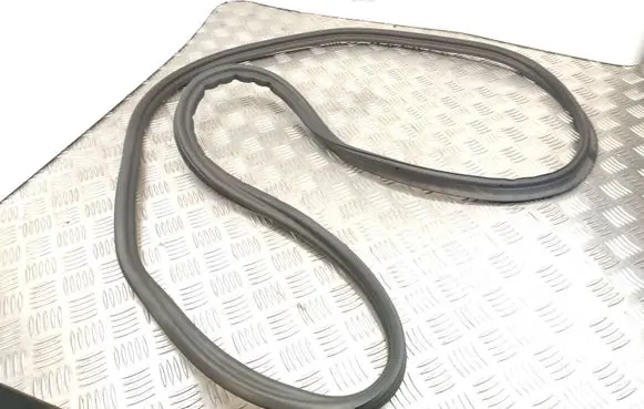 Trunk rubber seal (body)