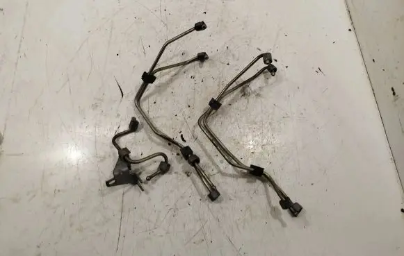 Fuel injector supply line/pipe