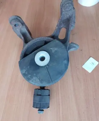 Toyota RAV 4 (XA40) Engine mount bracket