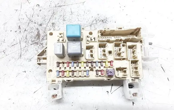 Toyota Corolla Verso AR10 Fuse module 892210F010