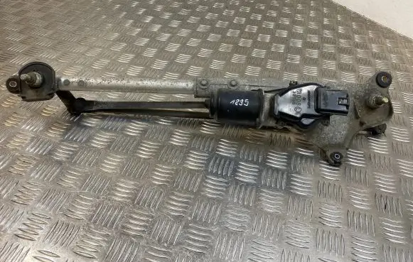 Subaru Forester SG Front wiper linkage and motor 300832795