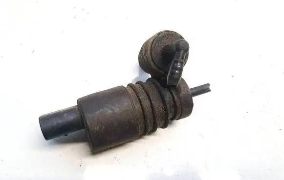 Volkswagen PASSAT B5 Windscreen/windshield washer pump 1j0973722