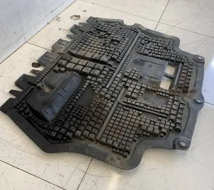 Volkswagen PASSAT B6 Engine splash shield/under tray 3C0825237H