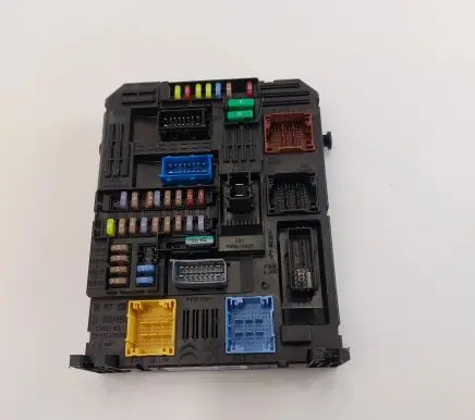 Peugeot 208 Fuse module 9832880380