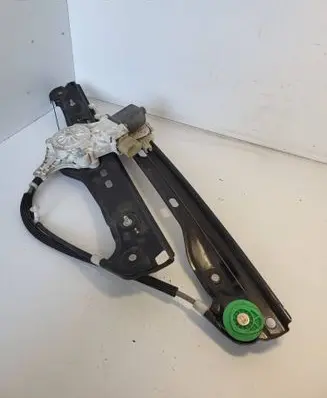 BMW X3 E83 Front door window regulator with motor 7060266