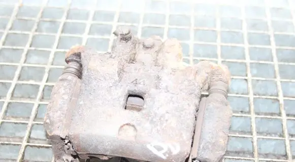 Nissan Juke I F15 Front brake caliper
