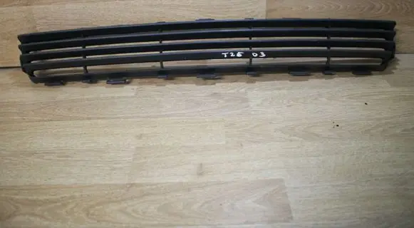 Toyota Avensis T250 Front bumper lower grill 5311205050B