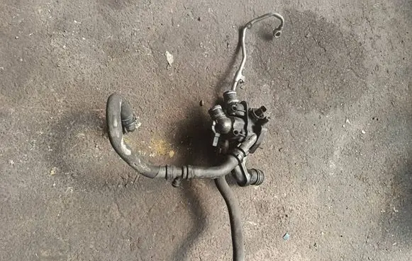 Citroen C4 II Picasso Thermostat housing V758807580