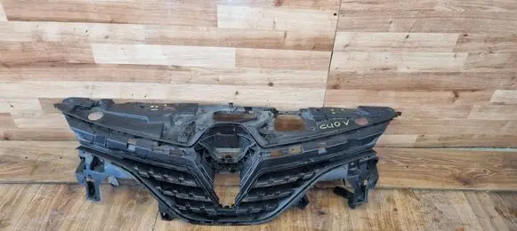 Renault Clio V Front bumper upper radiator grill 121212