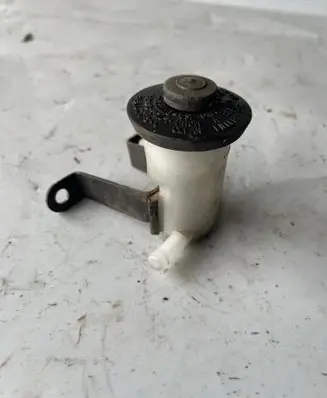 Toyota Land Cruiser (J120) Clutch fluid reservoir/tank 