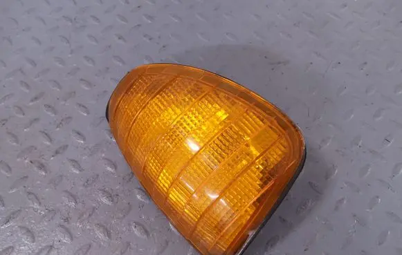 Mercedes-Benz 200 300 W123 Front indicator light A0008207321