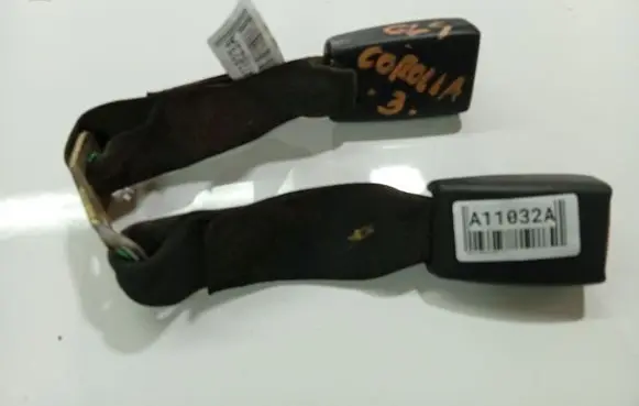 Toyota Corolla E120 E130 Middle seatbelt buckle (rear) 