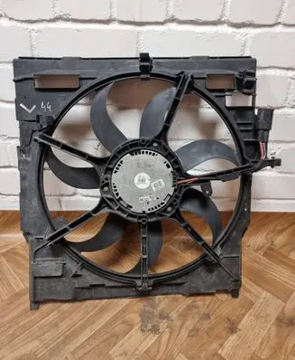 BMW X5 E70 Radiator cooling fan shroud 560571 75946089 0460810629