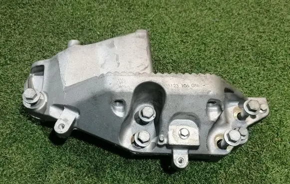 Nissan NV400 Engine mounting bracket 112310605R