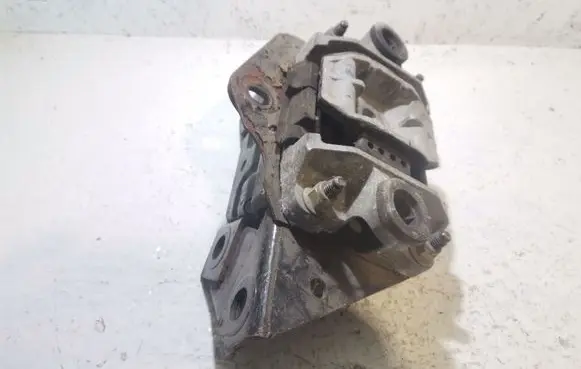 Ford Mondeo Mk III Engine mount bracket