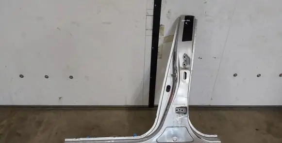 Toyota Yaris Pillar (middle) 