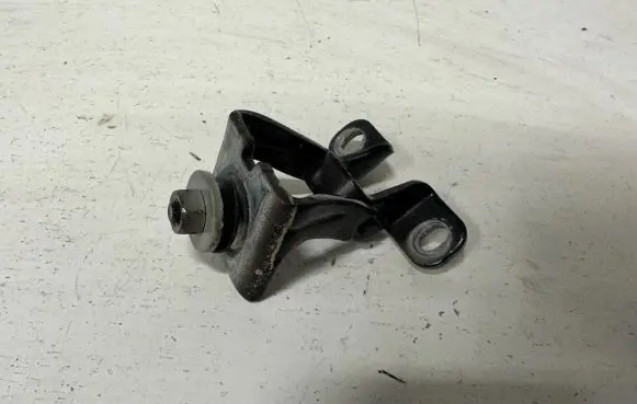 BMW 1 E81 E87 Front door lower hinge 6827301