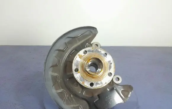 Front wheel hub spindle knuckle