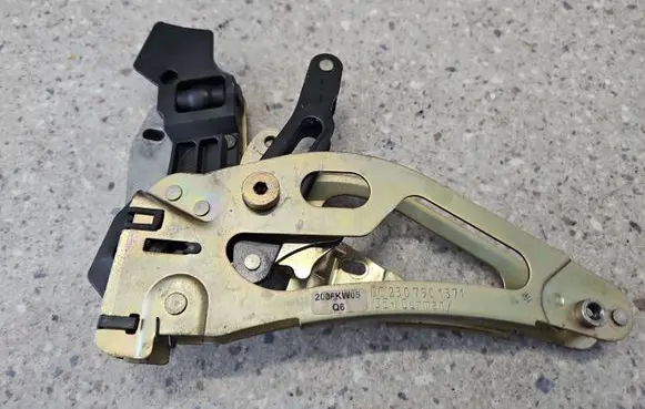 Mercedes-Benz SL R230 Convertible roof lock latch cylinder 2307901371 DC2307901371 A2307901371