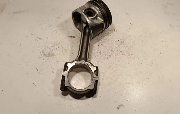 Nissan Navara D40 Piston with connecting rod
