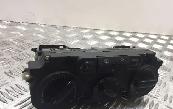 Volkswagen PASSAT B6 Climate control unit 3C2820045A 8261