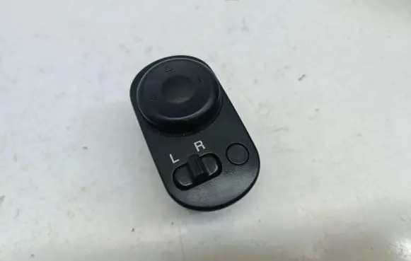 Wing mirror switch