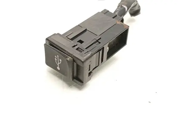 Toyota Yaris XP210 USB socket connector FC0600021
