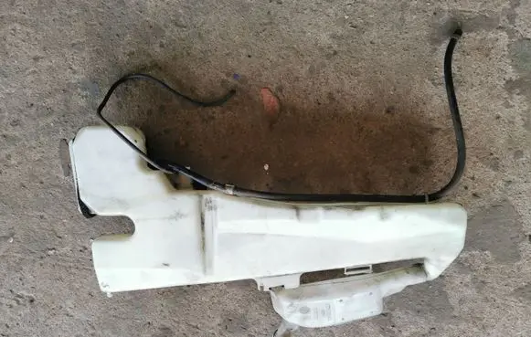 Honda CR-V Windshield washer fluid reservoir/tank