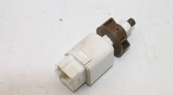 Toyota RAV 4 (XA40) Brake pedal sensor switch
