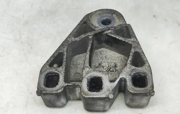Volkswagen Transporter - Caravelle T5 Engine mounting bracket 7E0199207