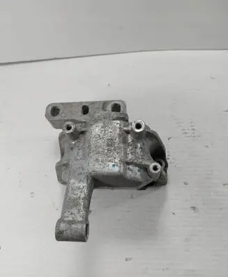Volkswagen Tiguan Engine mount bracket