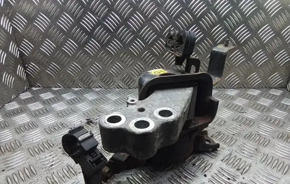 Toyota Verso Engine mount bracket