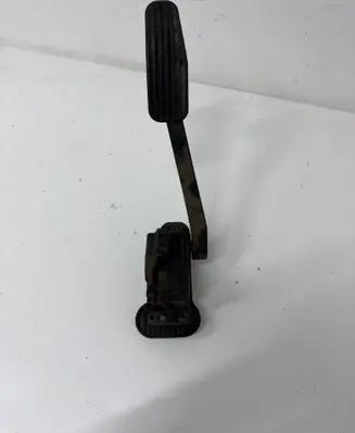 Accelerator throttle pedal