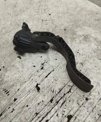 Accelerator throttle pedal