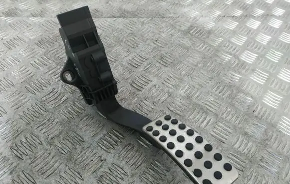 Accelerator throttle pedal