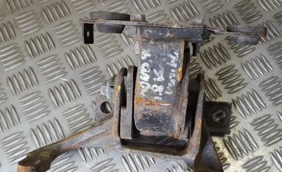 Ford Mondeo MK II Engine mount bracket F4SWF
