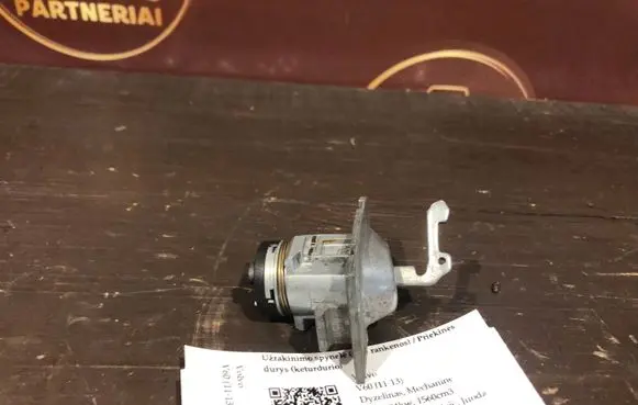 Volvo V60 Front door lock (next to the handle) 31276333