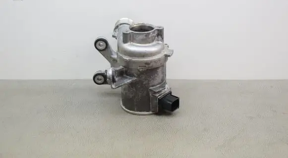 Mercedes-Benz C W205 Water pump A2742000207