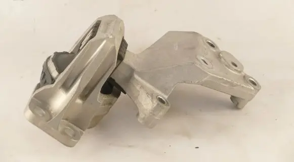 Nissan X-Trail T32 Engine mount bracket
