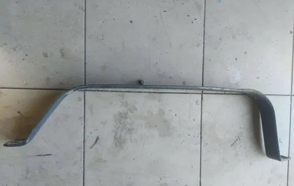 Fuel tank mounting bracket