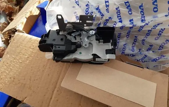 Volvo XC40 Front door lock 32131412