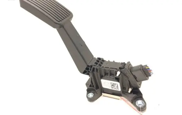 Accelerator throttle pedal