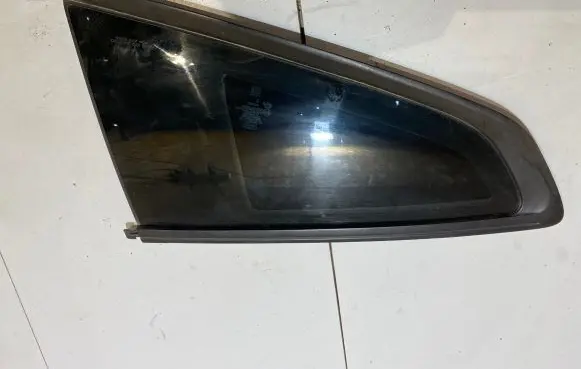Ford Mustang VI Rear side window FR3B6329700A