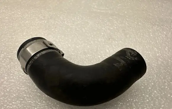 Volkswagen Touareg II Engine coolant pipe/hose 059121052