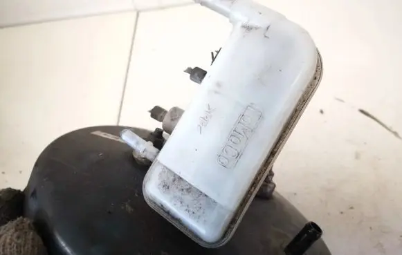 Mazda 2 Brake fluid reservoir 