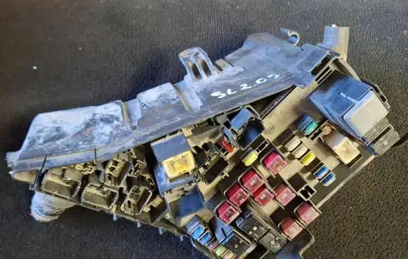 Subaru Legacy Fuse module MB100200B