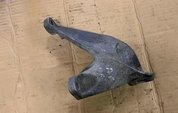 Audi A6 S6 C6 4F Engine mounting bracket 4F0199307N