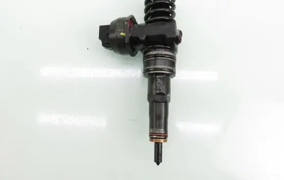 Volkswagen Golf V Fuel injector 0414720215 038130073AG