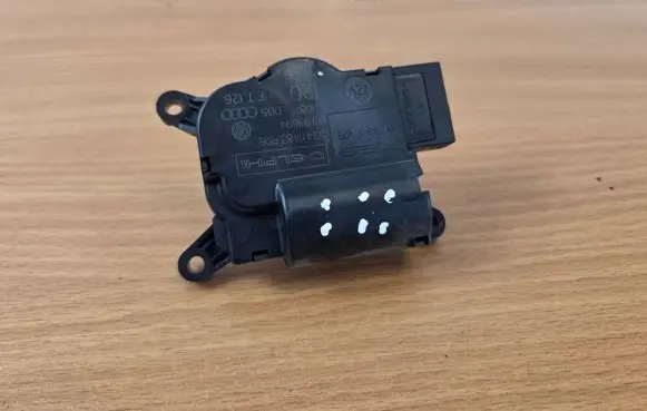 Audi Q7 4L Air flap motor/actuator 52411483R06 3093694 310810D05