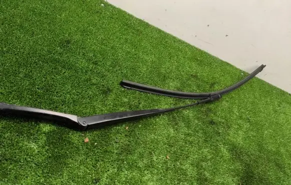 Volkswagen Golf VI Front wiper blade arm 1Q1955409 ZH6HU